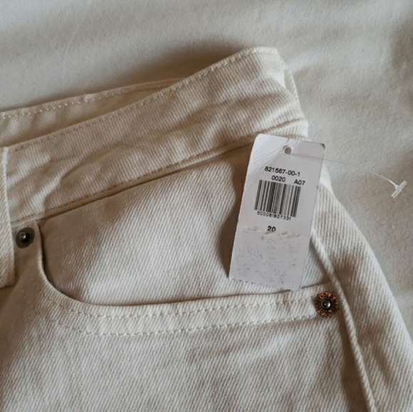 Old Navy High Rise O.G. Straight White 7" Cut-Off Shorts - Size 20 - Picture 7 of 7